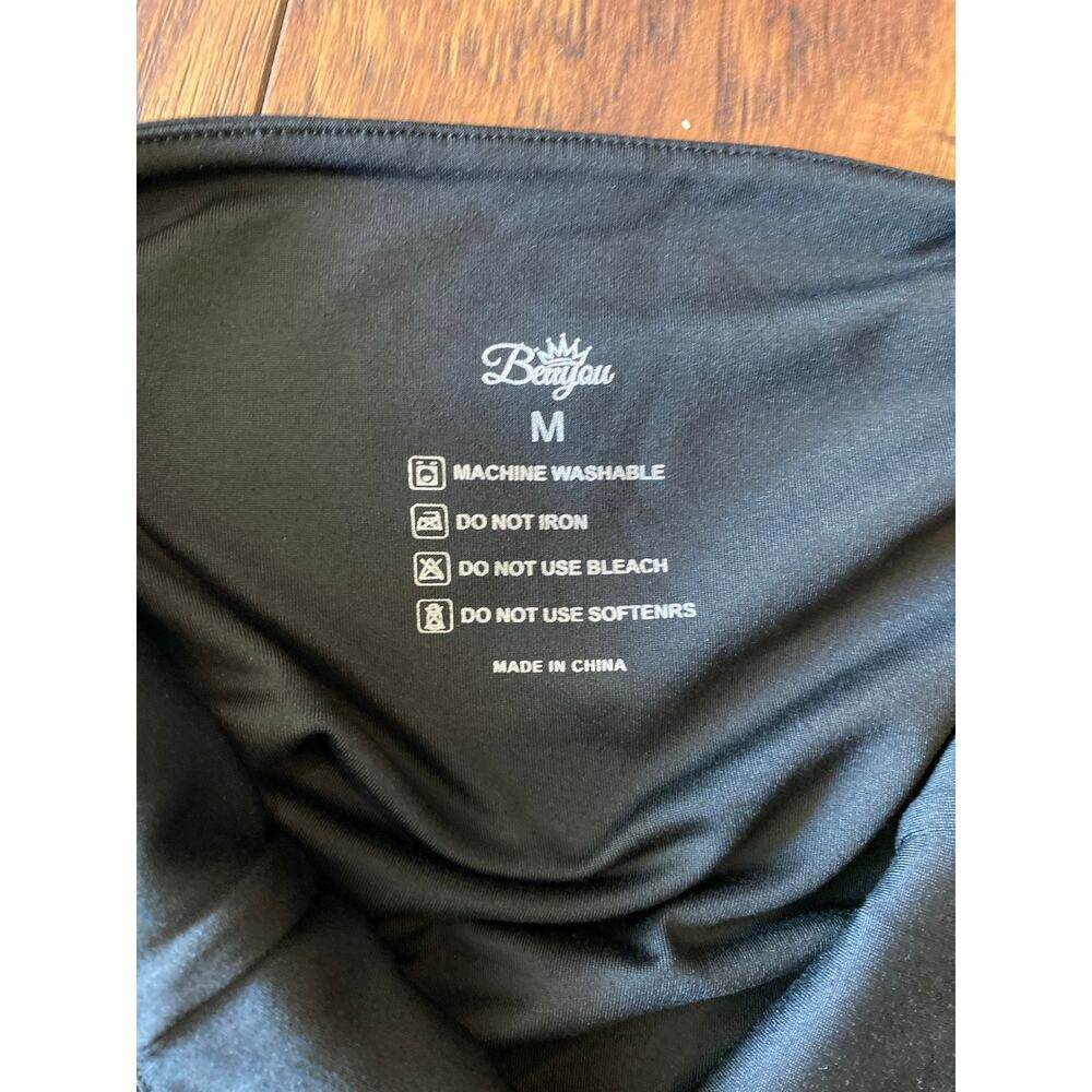 BERRYOU BLACK BODYSUIT Womens M Halter Snap Closure Stretch NWT - Picture 4 of 7